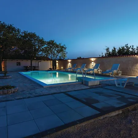 Gorgeous In Cista Velika With Kitchen Holiday home *